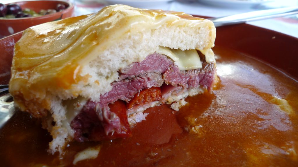 Francesinha servie à Porto avec sa sauce et ses frites