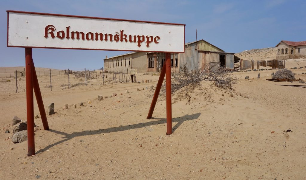 Maison ensevelie sous le sable dans la ville fantôme de Kolmanskop