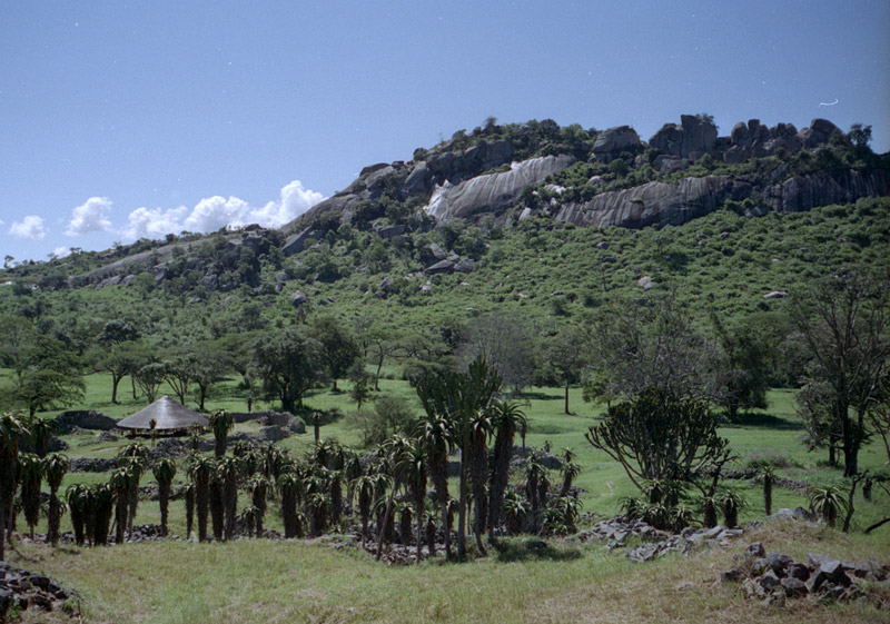 Le complexe de la colline du Grand Zimbabwe vu depuis la vallée