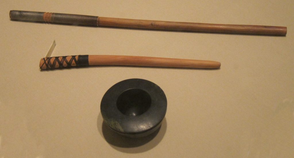 Peignes à tatouer traditionnels du Pacifique en os fixés sur des manches en bois