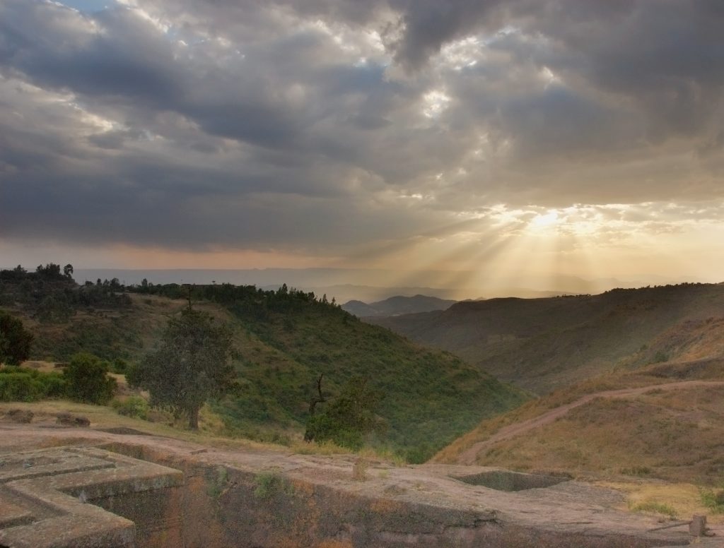 Vue de Lalibela au coucher du soleil au-dessus de Bete Giyorgis