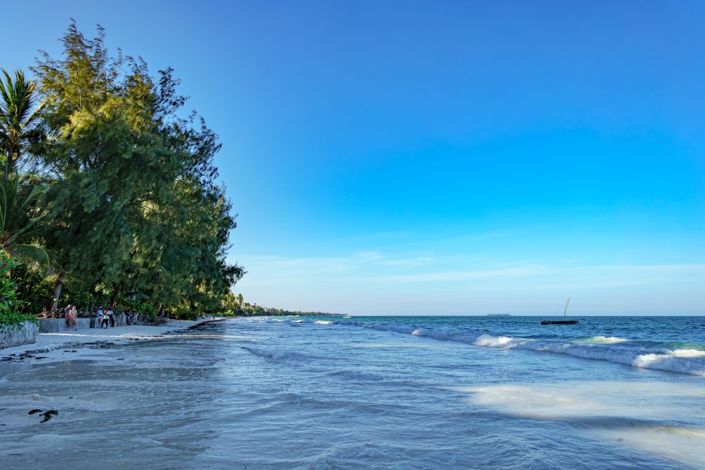 Plage de sable blanc et bateaux traditionnels a Nungwi au nord de Zanzibar