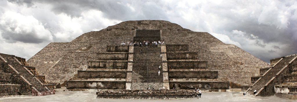 La pyramide de la Lune et la vallee de Teotihuacan