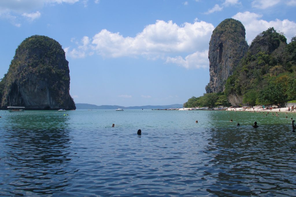 Plage de Railay à Krabi, en Thaïlande, avec ses falaises calcaires et ses bateaux à longue queue