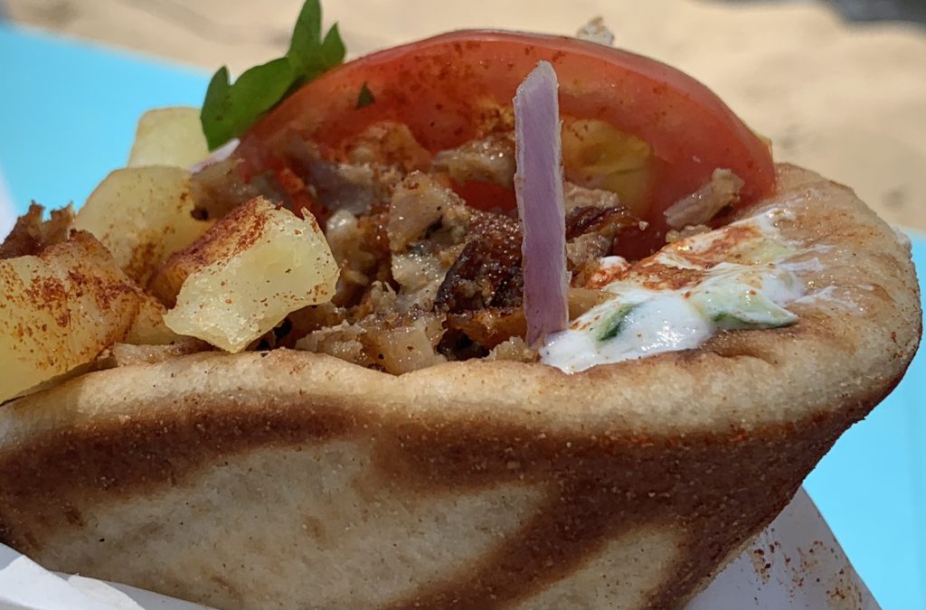 Pita gyros servie en Crète avec tomate et tzatziki