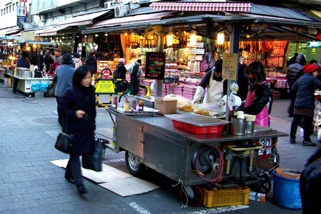 Échoppe de street food dans une rue de Séoul