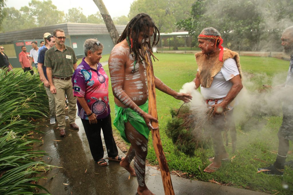 Cérémonie de fumigation menée par des aînés aborigènes en Australie