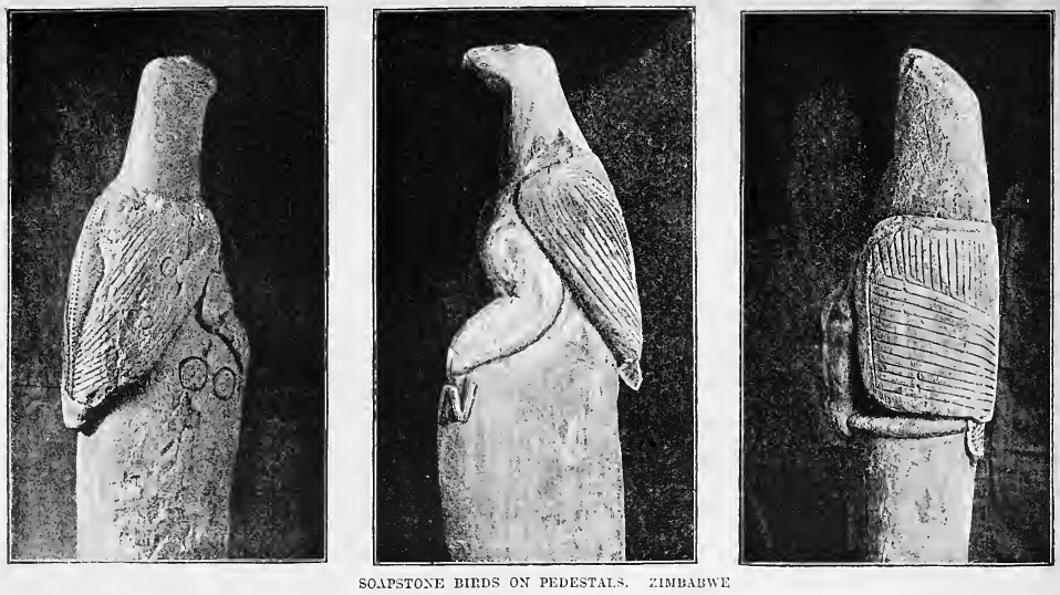 Oiseaux de stéatite du Grand Zimbabwe posés sur leurs colonnes