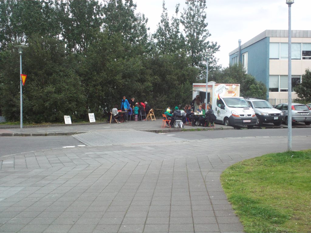 Un stand de street food dans une rue du centre de Reykjavik en Islande