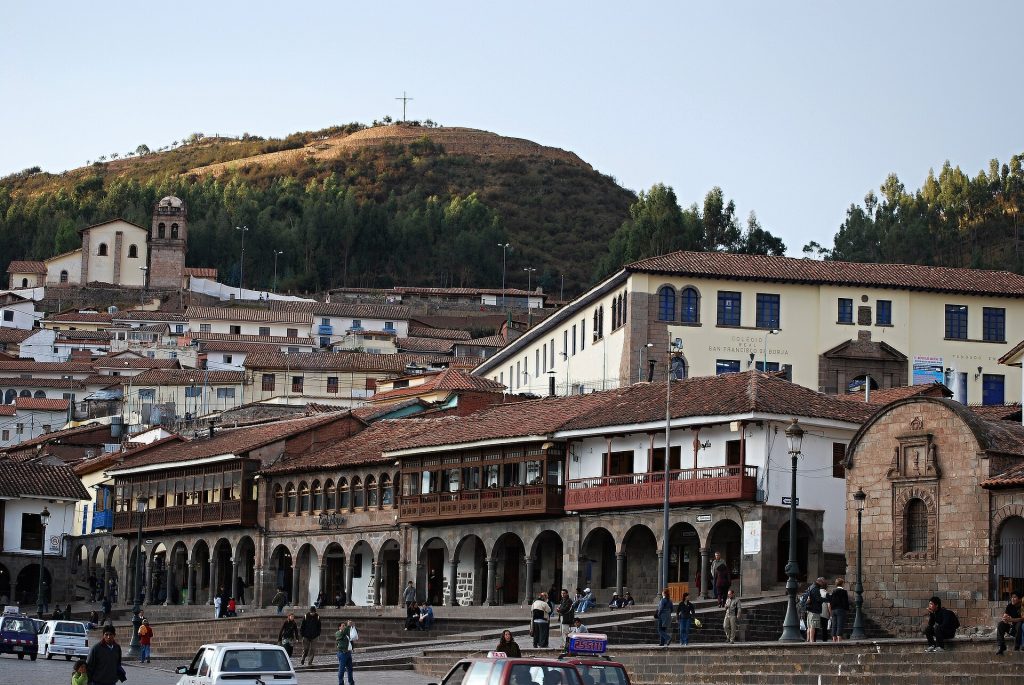 Vue panoramique sur les toits de tuiles de Cusco et les collines andines