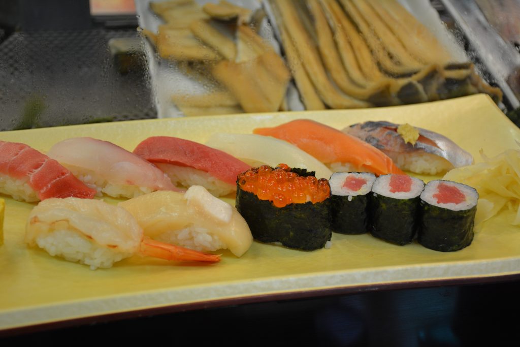 Plateau de sushi dans un restaurant du marché extérieur de Tsukiji à Tokyo