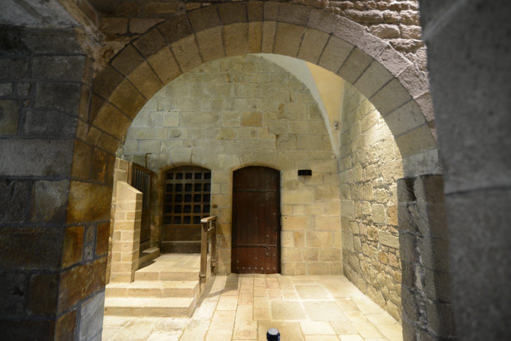 L’abbaye du Mont-Saint-Michel et ses bâtiments gothiques vus de près