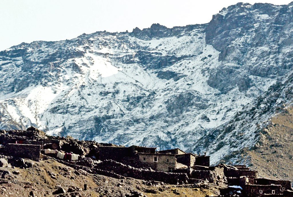Village berbère en terre accroché aux pentes du Haut Atlas marocain