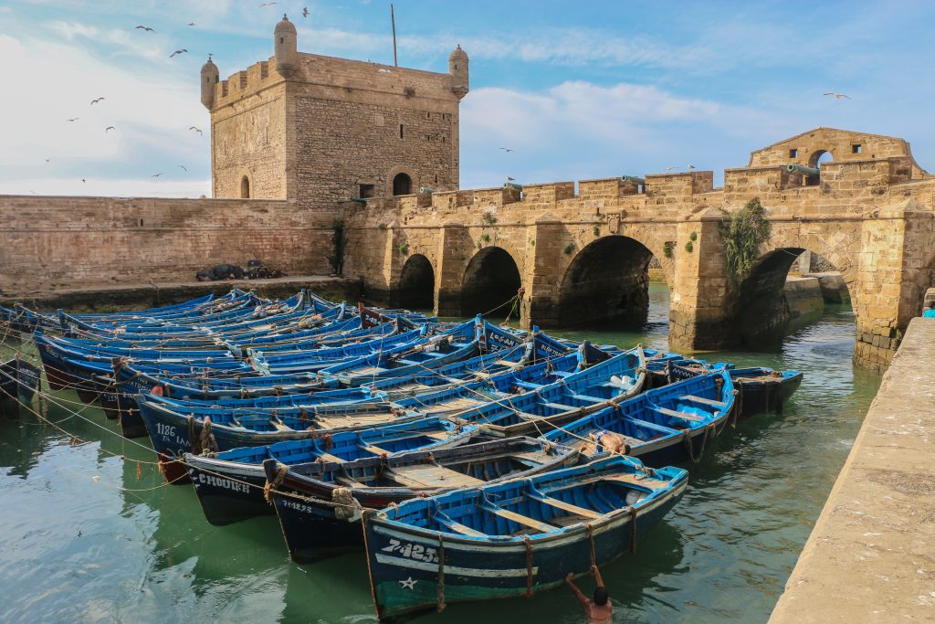 Les remparts et la citadelle d’Essaouira face à l’océan Atlantique