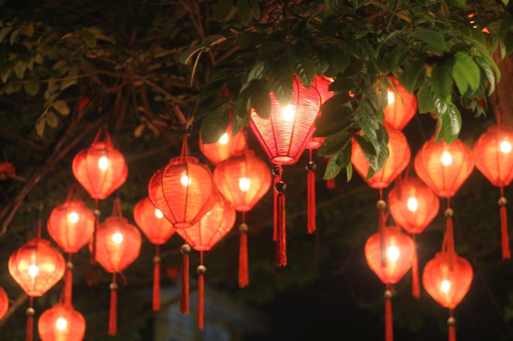 Lanternes colorées suspendues dans la vieille ville de Hoi An au Vietnam