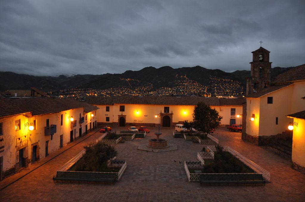 Plaza San Blas à l'aube dans le quartier des artisans de Cusco