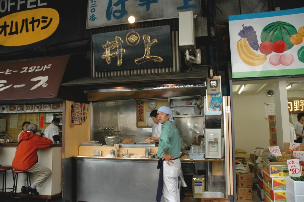 Comptoir d'un restaurant de ramen à Tokyo
