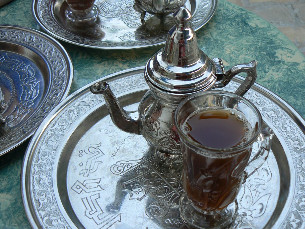 Verre de thé à la menthe servi en terrasse à Sidi Bou Saïd
